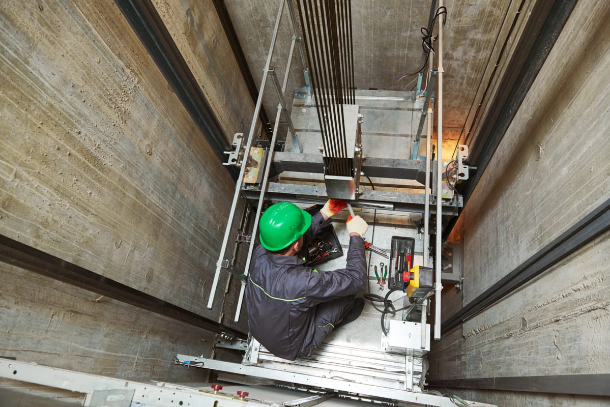 17 Blue Collar Job Examples - With Average Salaries (2025)